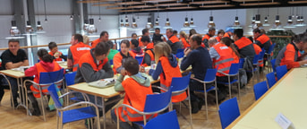 Mitarbeiter mit Kindern in Mensa Mitarbeiter mit Kindern in Mensa